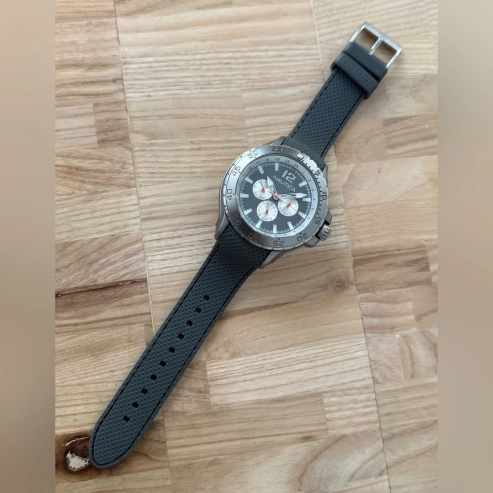 Nautica Aluminum Chronograph-Style Dial Watch Gray Dial Silicone Strap Date Dial